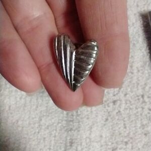 Silvertone metal heart pin approx. 1 inch